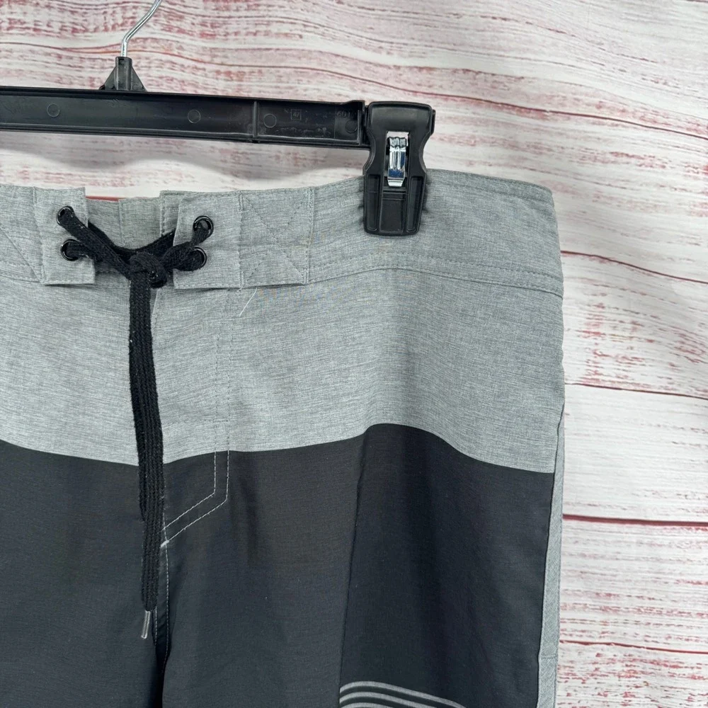 Travis Mathew Board Shorts Mens Size 32  Colorblock Striped Swim Trunks